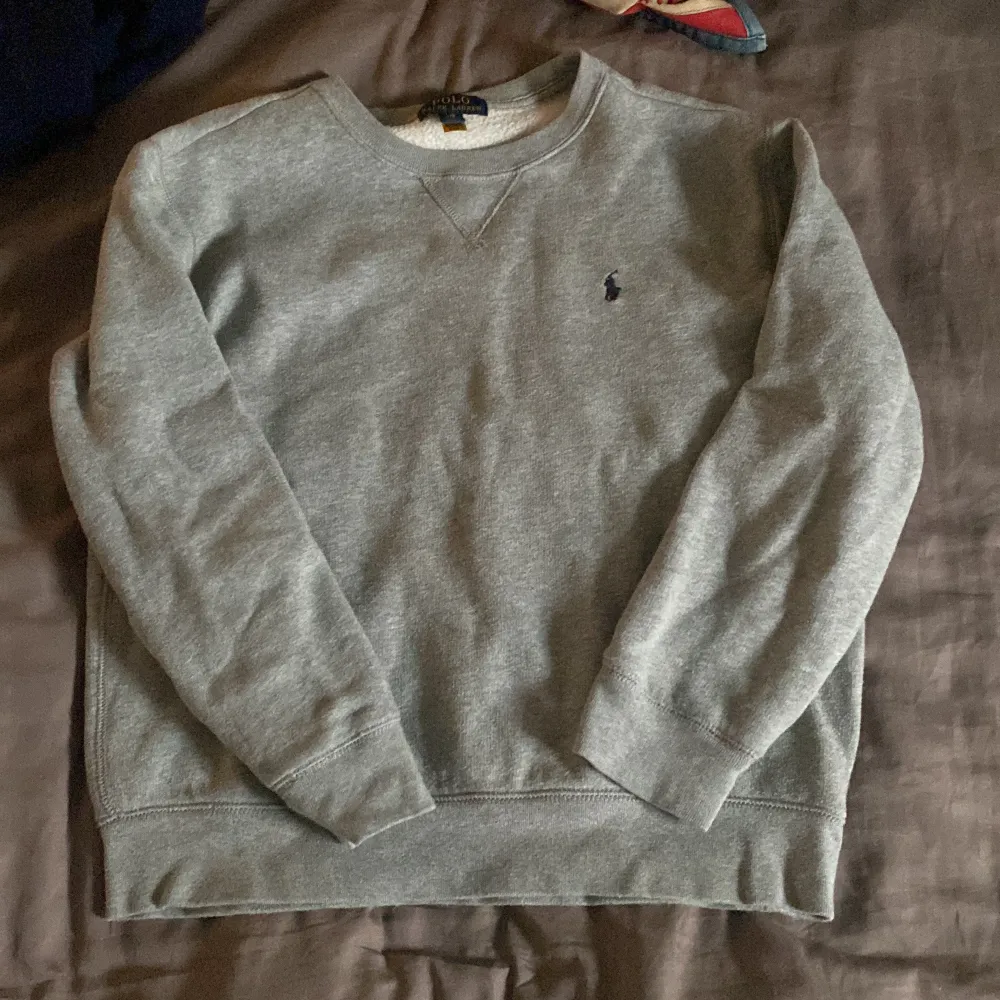 Grå Ralph lauren sweatshirt i storlek L (barnstorlek), skick 9/10. Hoodies.