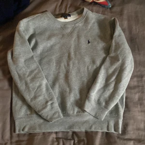 Ralph Lauren Sweatshirt  - Grå Ralph lauren sweatshirt i storlek L (barnstorlek), skick 9/10