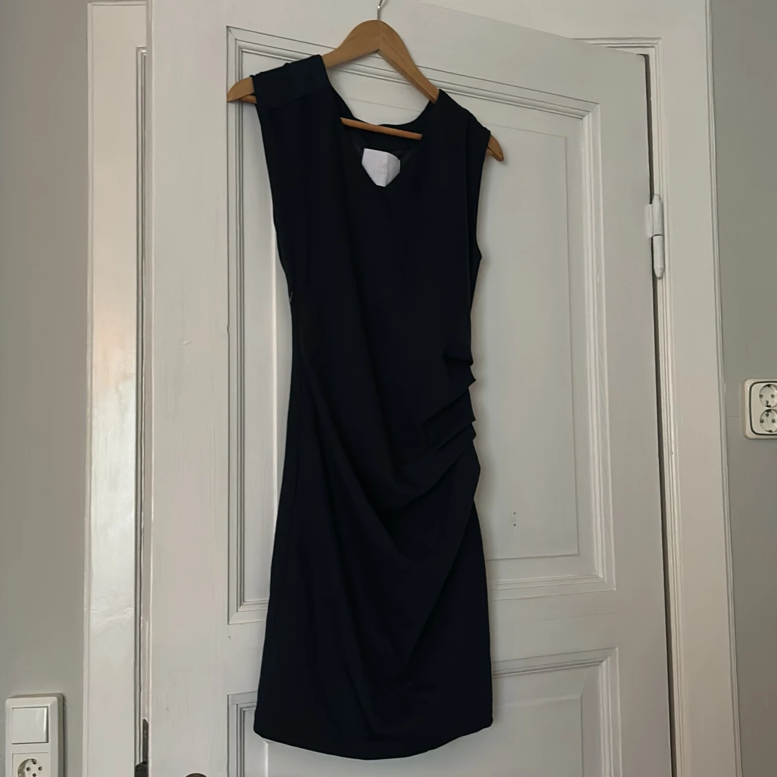 Mörkblå ärmlös klänning