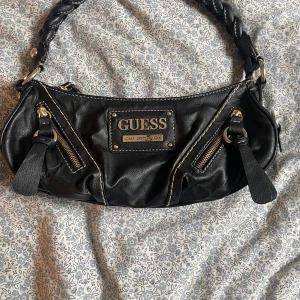 svart handväska  - svart handväska med guld kedja. Originalpris typ 2000kr 