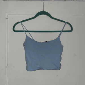 Ljusblå croppad linnetopp från FB Sister - Säljer en söt ljusblå croppad linnetopp från FB Sister. Toppen är ärmlös med smala axelband och är perfekt för sommaren. Den är i bra skick och passar både till vardags och fest. Köp direkt eller ge prisförslag 💙