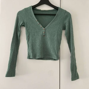 Grön tröja - Grön tröja från Pull&Bear, använd en gång!  