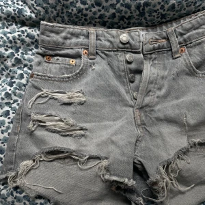 Snygga jeansshorts från Zara - Gråa jätte snygga jeansshorts ifrån Zara, jätte fin slitning. De har en slitning som gått upp lite som jag lagat(bilden visar)😙😙😙