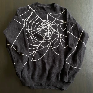 Sweatshirt - Sweatshirt med spindelnäts liknande mönster. Den är oversize i storlek S men passar även som M eller regular L
