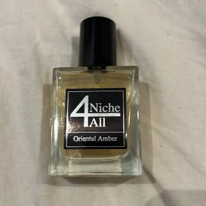 Niche4all Oriental amber - Säljer oriental amber då jag råkat beställa fel parfym. Luktar som xerjoff alexandria II men mer maskulin. Har bara provat parfymen en gång och orginalpris är 650. Perfekt för dig som kan parfymer att fylla kollektionen och testa mer niche parfymer 