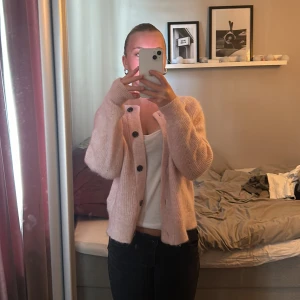 Rosa stickad kofta från Selected Femme - Säljer en supermysig rosa stickad kofta från Selected Femme. Den har långa ärmar och knappar framtill. Koftan är i nyskick. 🌸