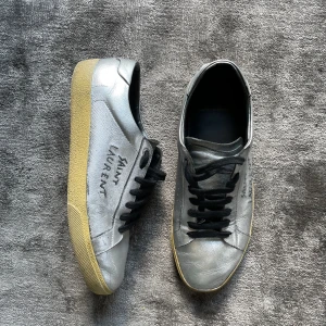 Saint Laurent skor - Säljer dessa unika saint laurent skor som har storleken 42-43. Pris kan ändras vid snabb affär😊trades kan tas emot också. skick enligt bild. 