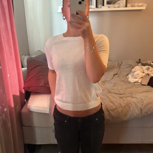 Vit kortärmad topp - Säljer en vit stickad t shirt, som är i riktigt bra skick från Hm i storleken Xs.