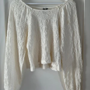 Långärmad topp - Långärmad relativt tunn topp i gammelvit från pieces, storlek S, aldrig använd