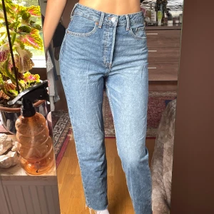 Högmidjade straight jeans  - Säljer dessa högmidjade straight jeansen i bra skick från H&M! 🫶🏼Använts vid några tillfällen. Säljer de eftersom att de har blivit för korta för mig. De är bekväma att röra sig i. Kontakta mig vid frågor eller intresse ❤️