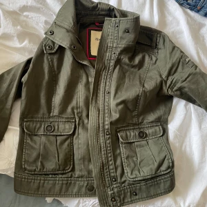 grön jeans jacka  - Jätte vool grön jeans jacka från Abercrombie & fitch! Den har typ trekvartsärman och passar xs/s. KOLLA IN MINA ANDRA SUPER BILLIGA ANNONSER!!  Buda i kommentarerna💚🫒