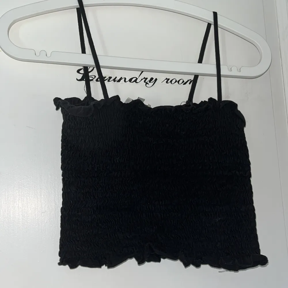 smockad kort topp ifrĂ„n h&m i storlek S/M, men passar alltifrĂ„n Xs-M dĂ„ den Ă€r i töjbart materialđ©· jĂ€ttebra skick och finns ej i h&mâs utbud lĂ€ngređ©·. YlĂ€osat.