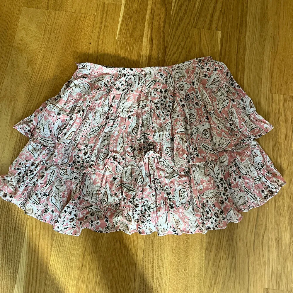 Jag säljer denna supersöta kjol från zara då den inte kommer kommer till användning eftersom den tyvärr kom i fel storlek. Den är i fint skick, har en dragkedja på sidan och har shorts på insidan!💗💗💗. Kjolar.