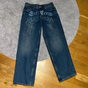 H&M 90s baggy jeans - Jätte fina baggy jeans från H&M i storlek 38. Helt oanvända och väldigt bra kvalitet. Luftiga och sköna jeans som nog fungerar bättre om man är över 155cm lång! ❗️DISKUTERAR GÄRNA PRIS❗️