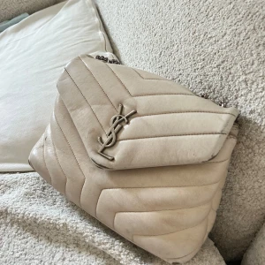 Intressekoll  - Min fina YSL Lou Lou medium i vit hade behövt komma till ett nytt hem som kunde ge den lite kärlek , den är väl använd och har slitage ( se bilder ) men är världens bästa vardagsväska. En ny ligger på 27000:- och jag kan tänka mig 5900:- PGA slitage , köpt 2018 på NK Göteborg tyvärr är kvittot slängt för längesedan 