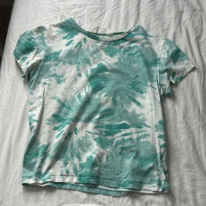 H&M tröja - Tröja från H&M i strl 134/140, använd rätt så mycket men allt tvättas innan köp💞  