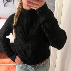 Stickad tröja - Köpt denna svarta stickade för länge sedan men har inte använts så många gånger så säljer nu men den är i bra skick men lite nopprig bara💗💗den har långa armar som jag tycker är nice💗