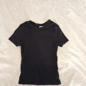 T‐shirt - Jätte fin ribbad tröja som nästan aldrig är använd. Från H&M i storlek xs