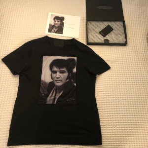 Limitato t shirt  - Säljer denna limitatio t shirt som är i bra skick utom ett pyttelitet lagat hål nere på högra kanten av trycket. (Sista bilden) de syns dock ej, annars skick 9/10, skriv om du vill veta mer😊🤩🥳 Nypris 1599