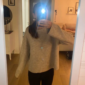 Stickad tröja  - Fin stickad tröja men jag gillar inte ferjen så mkt💕💕