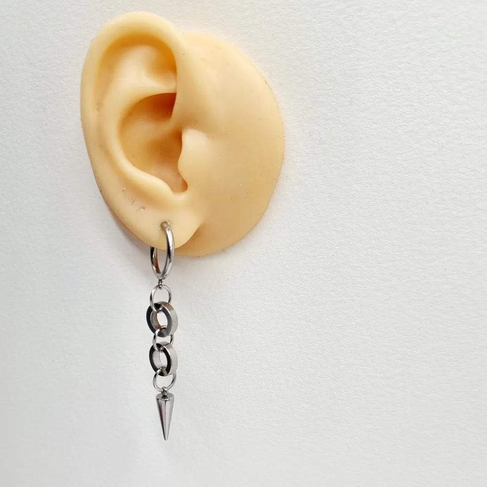 Säljer ett par riktigt coola örhängen i silverfärg. De har en unik design med små kedjor som hänger ner och avslutas med en spetsig detalj. Perfekta för att ge din outfit en edgy touch! Passar både till vardags och fest.Handgjorda örhängen●Följ :@ekjewelryofficial🤲 ● 💎Material- 100% rostfritt stål ●Örhängeskrokar -rostfritt stål. Nickel fri. Längd -6,5cm. Vattentåliga, ändrar inte färgen! Köp för 1st-100kr eller 170kr/paret. Asusteet.