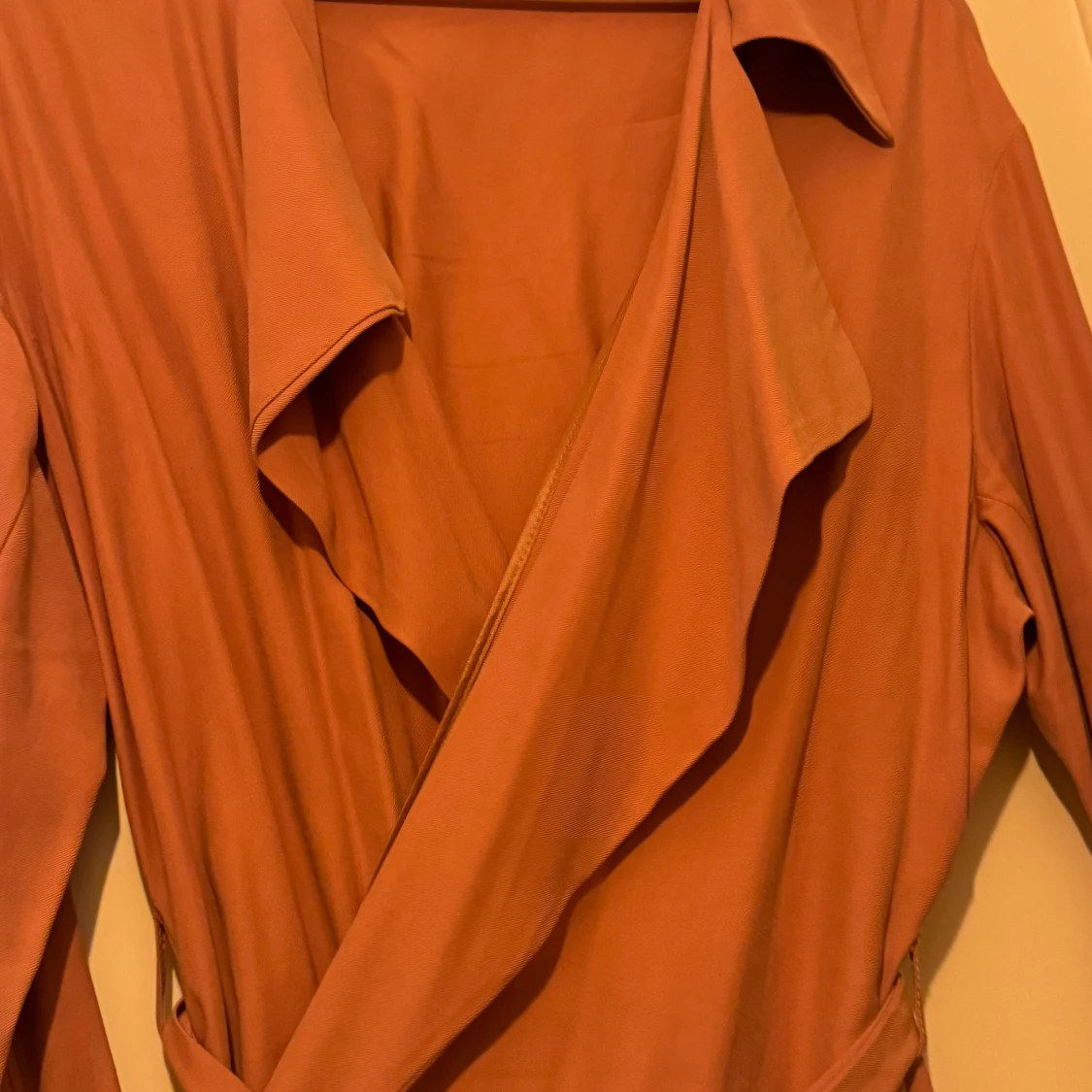 Rostfärgad trenchcoat med knytbälte - 91