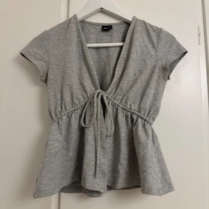 Topp - Säljer denna topp som är använd en gång i någon timme, säljer då jag inte använder den och behöver rensa kläder💕 super bra skick