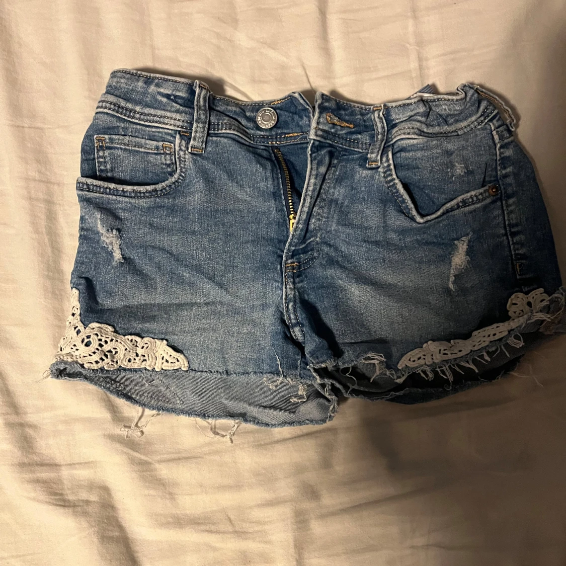 Shorts med spets volang