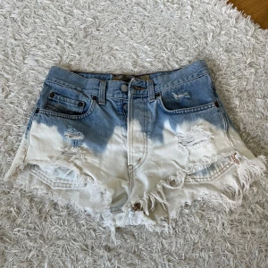Coola jeansshorts  - Så sjukt coola två färgade jeans shorts. Skulle påstå att de passar storlek 34 då de är lite för små för mig med 36. Inga defekter!🩵🤍