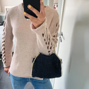 Stickad snygg tröja  - Jätte cool stickad tröja i nyskick! Ser lite grå ut men jag skulle säga att den är lite mer rosa beige i verkligheten! 