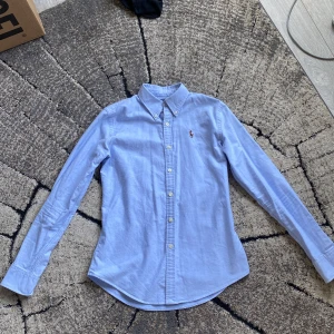 Ralph Lauren skjorta - Säljer denna feta Ralph Lauren skjorta (slim fit) i bra skick. Skjortan är i Storlek 2 vilket motsvarar XS. Nypris ligger runt 1500 och mitt pris kan självklart diskuteras!