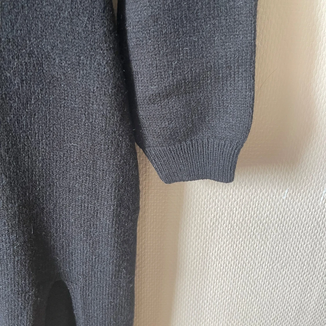 Stickad långklänning med slits - 92