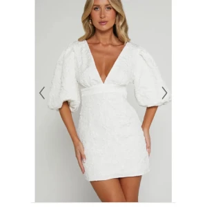 Student klänning  - Superfin studentklänning från Show Po. Köpt i storlek 38 men sytt in hos skräddare till en 36. Endast använd en gång!💕