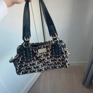 Michel kors väska - Aäljer denna sjukt fina vintage mk väska som är köpt i usa. 