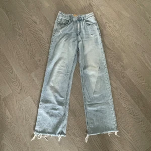 Ljusblå Jeans - Gina Tricot  - Snygga flare jeans från Gina Tricot, deras Young kollektion. Köpta år 2023 men knappt använda, ca 3 gånger. Byxorna är därför i väldigt bra skick 😍