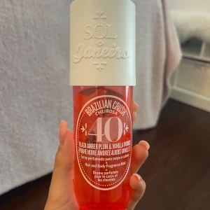 Sol de janerio 40  - 240 ml flaska som har använts ett antal gånger. Ny pris ligger på 449kr🫶kan tänka mig disskytera priset. Misten luktar vanilj och plommon och passat perfekt att blanda med andra parfymer 