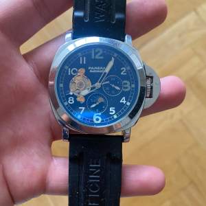 Fin Panerai klocka. Jag är inte super kunnig angående klockor, däremot är det ett märke som säljer rätt så dyra klockor (kolla andra modeller och klockor från Panerai). Klockan är i fint skick utöver att den saknar lås/spänne. Pris kan diskuteras.