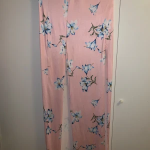 Maxikjol - längd: 110 cm Midja: 30 cm  Väldigt mjukt och stretchigt tyg, går att använda som storlek M också!