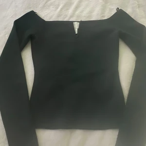 Snygg tröja - En jätte snygg tröja, den är lite lite mörk grön i färgen men ser typ helt svart ut, helt oanvänd lappen kvar.💗