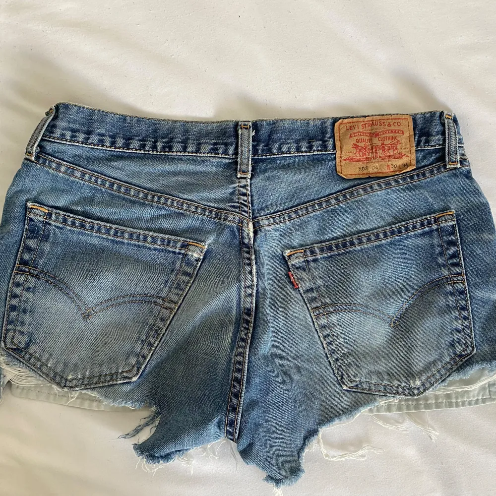 Levis shorts köpta second hand, så snygg passform! W30. Shorts.