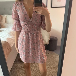 Klänning - Rosa klänning från Nelly, använd endast 1 gång. Passar xs, s, m