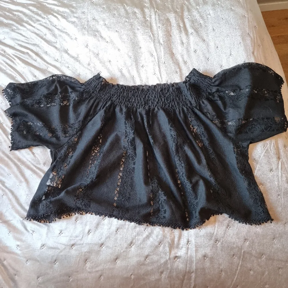 Säljer den här off-shoulder blusen för att den inte kommer till användning. Lite stor i storleken. . Puserot.
