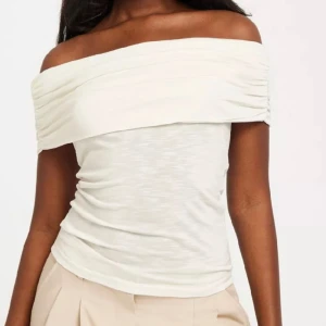 off shoulder top - vit off shoulder top i vit, använd en gång ❤️❤️