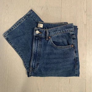Baggy jeans! - Såå himla snygga jeans i en mörkare denim. Nästintill oanvända💕 Mer detaljerad info, skriv! Nypris: 500kr