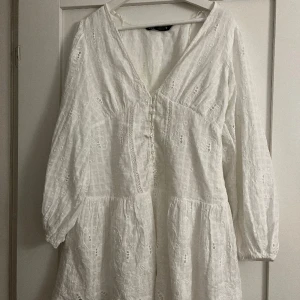 Klänning - Vit studentklänning/sommarklänning i nyskick (köpt här på Plick)
