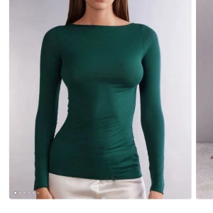 Intimissimi grön tröja - Jätteskön tröja, inte genomskinlig och superfin skärning. Storlek S men passar även xs och M beroende på hur man vill att den sitter. Använts sparsamt.  Kan också tänka mig att byta om nån vill byta mot en vit! 