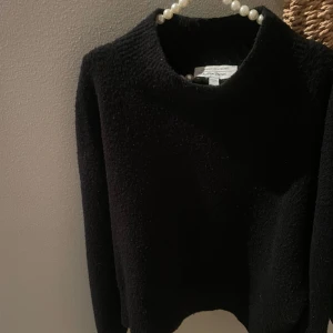 Stickad tröja - Fin stickad tröja i bra skick. Den är lite nopprig men det går ju självklart att fixa med en ”nopperbortagare”. Köpt för 500kr💗