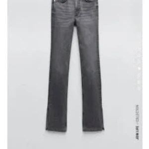Zara jeans - Zara jeans mid waist split. Lite slitningar i slutet av jeansen. Pris är diskuterbart