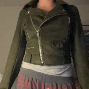 Kappa -  En snygg grön höstkappa skön och ha ganska varm aldrig använt eller jo bara en gång har nu blivit för liten och kommer inte till någon användning hoppas någon är intresserad och vill köpa