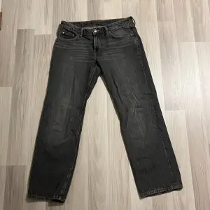 Modell: Arrow Low Straight Jeans Storlek: W28 L30  Mycket bra skick då jag använt dem fyra gånger Köparen står för frakt 